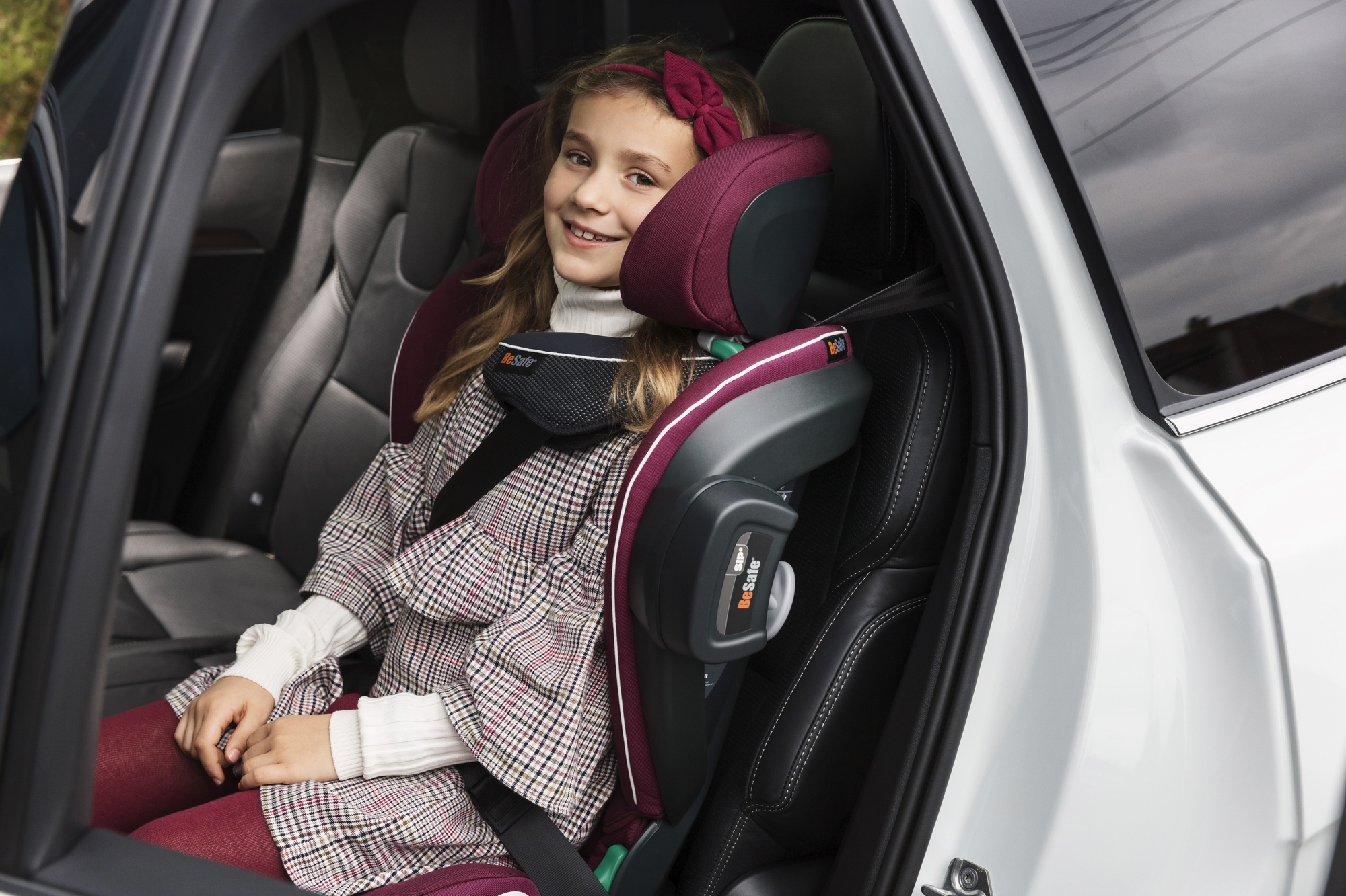 Dziewczynka siedzi w foteliku samochodowym