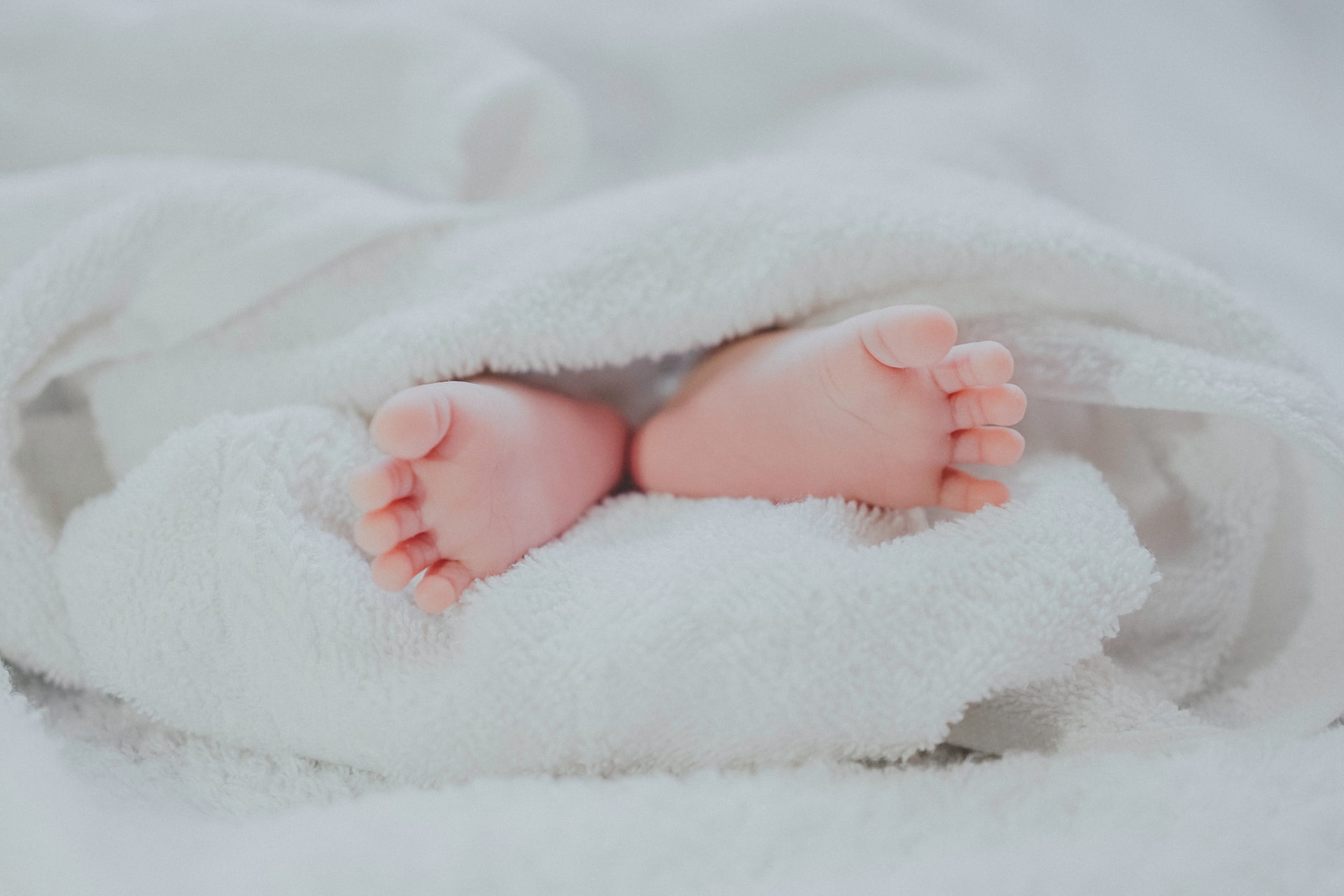 Dowiedz się, co zakładać dziecku na stopy od urodzenia do momentu, gdy zaczyna chodzić