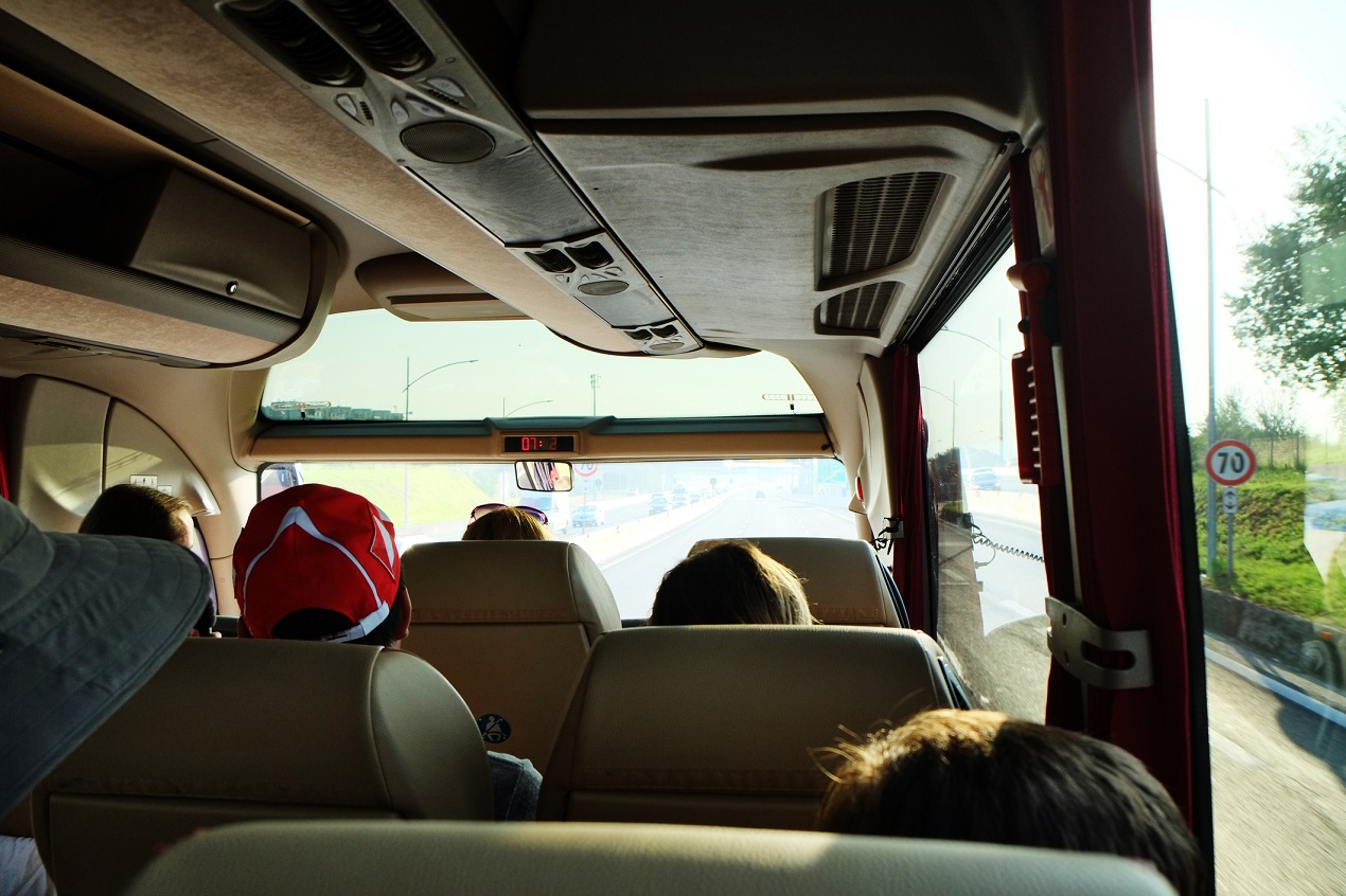 Osoby podróżuja busem z Polski do Niemiec