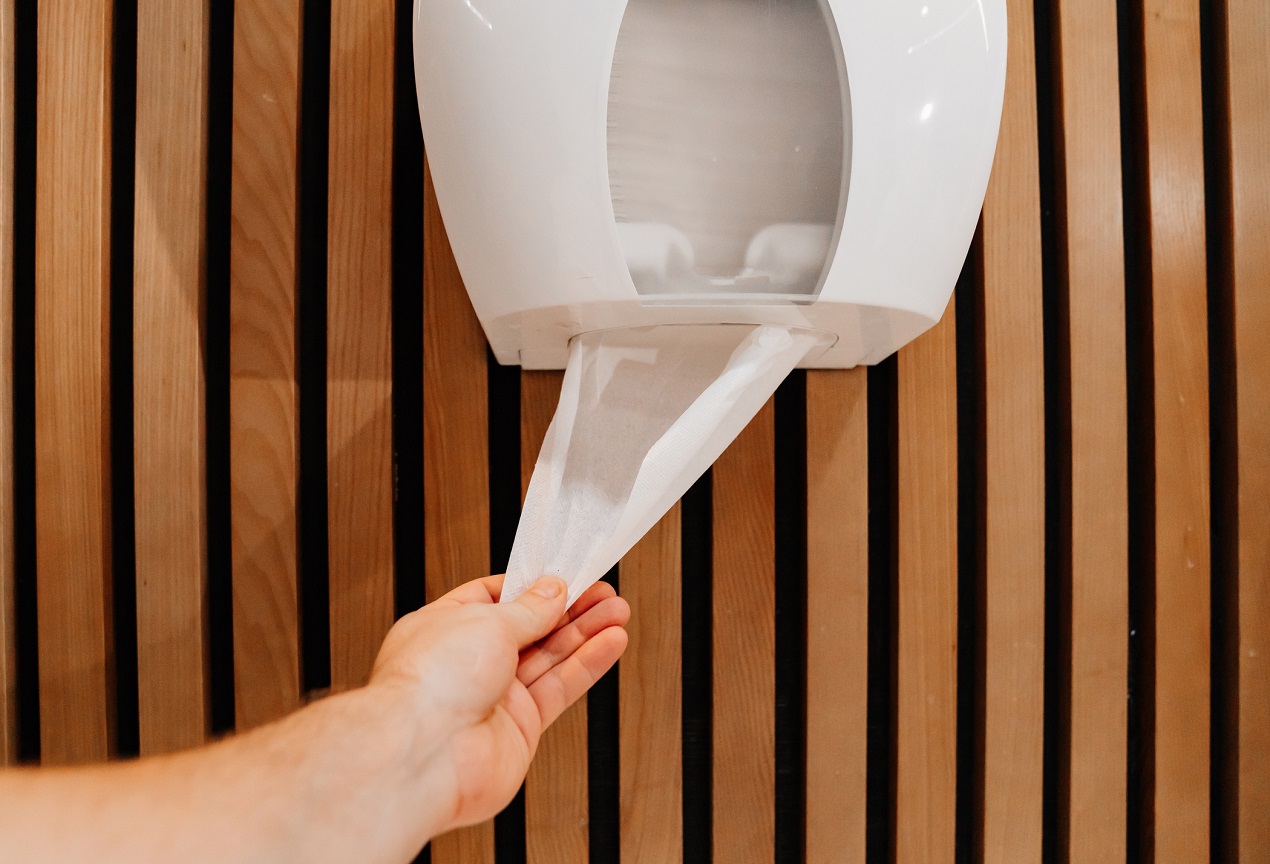 Pojemniki na papier i ręczniki papierowe jako praktyczne i estetyczne rozwiązanie do łazienki i nie tylko