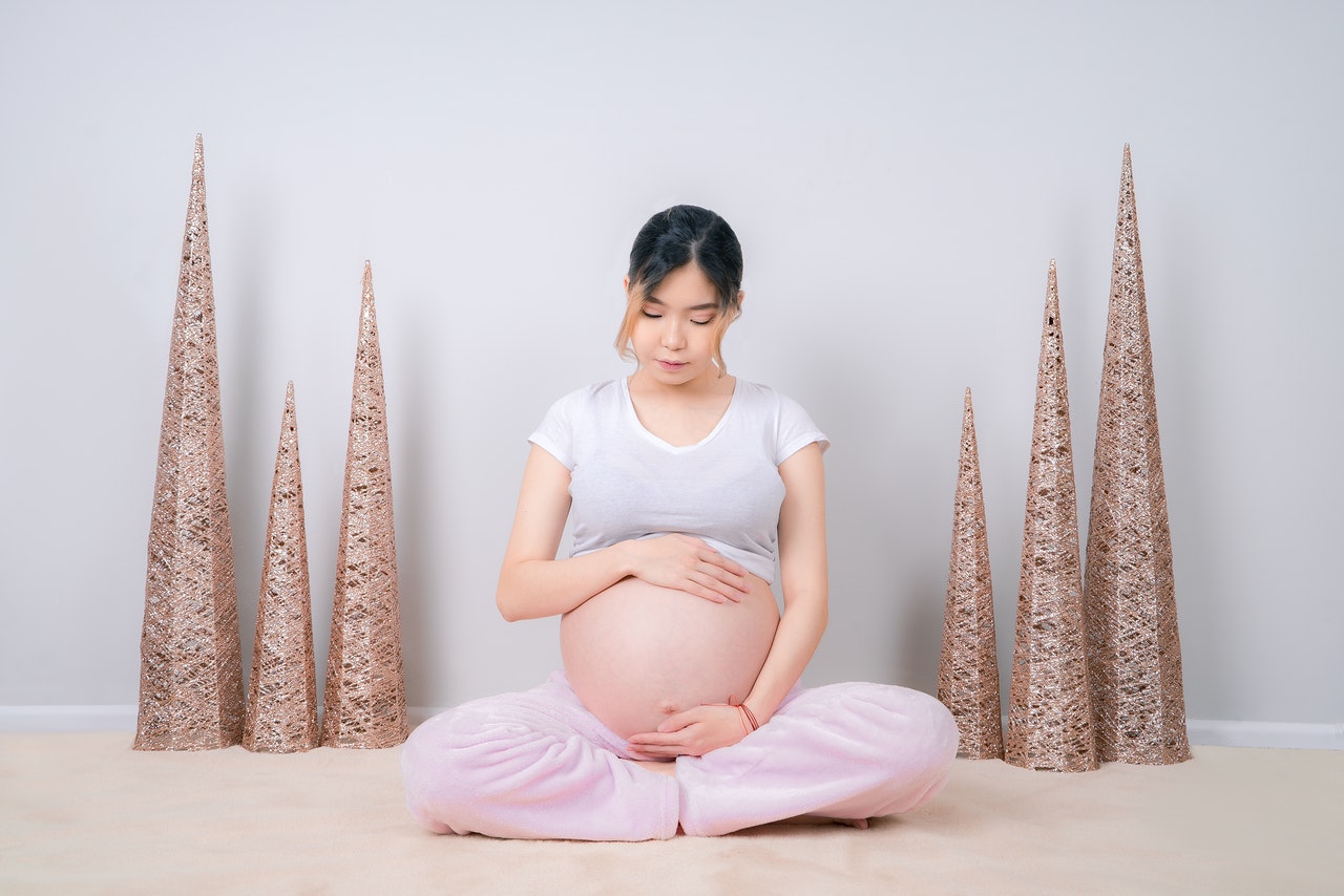 Kobieta ćwiczy w czasie ciąży